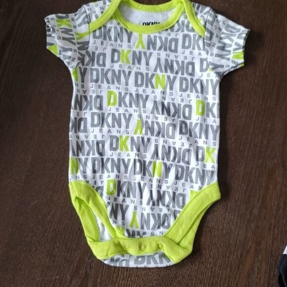 DKNY Jeans 0-3 Months Baby T Shirt ONE PIECE Short Sleeve Snap Crotch - Picture 3 of 13